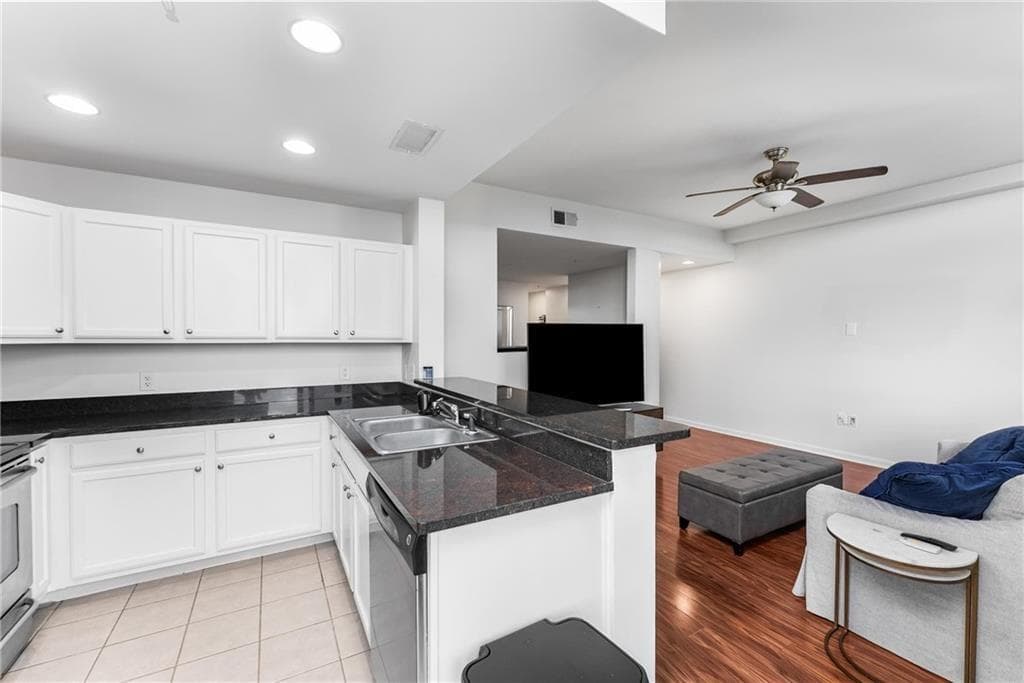 1 bedroom, 1 bathroom, 633 sq ft condominium for sale at 3040 Peachtree Rd 1205, Atlanta, GA 30305 — photo 4