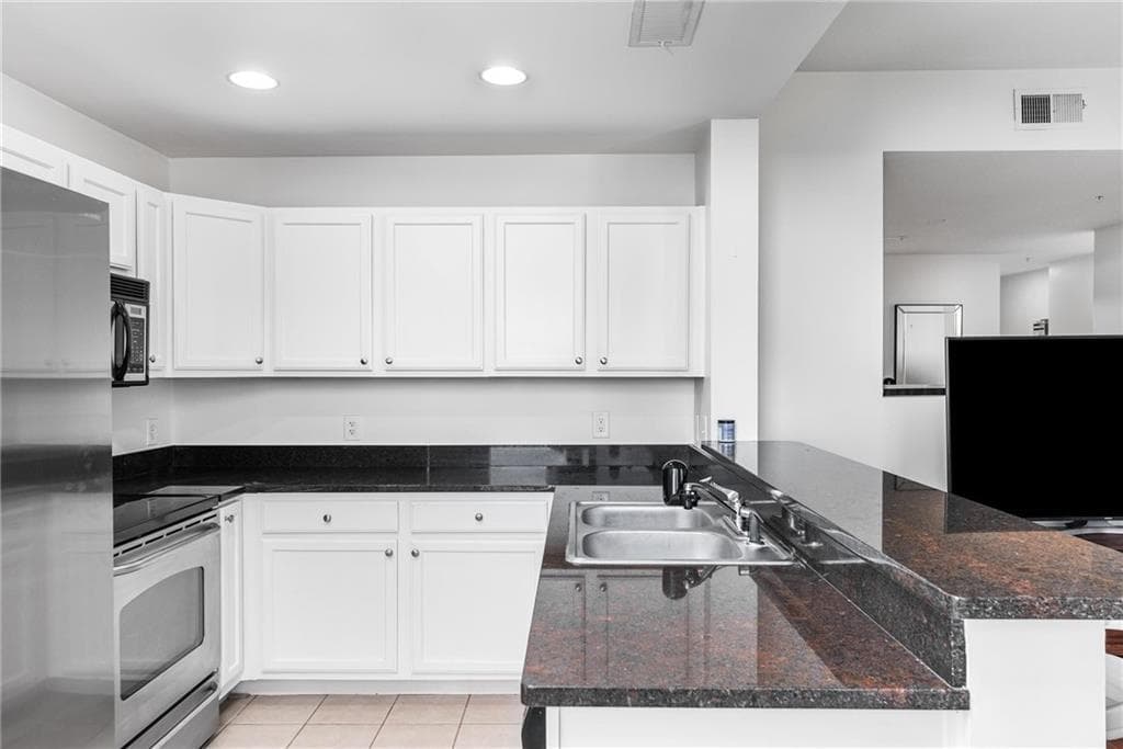 1 bedroom, 1 bathroom, 633 sq ft condominium for sale at 3040 Peachtree Rd 1205, Atlanta, GA 30305 — photo 5
