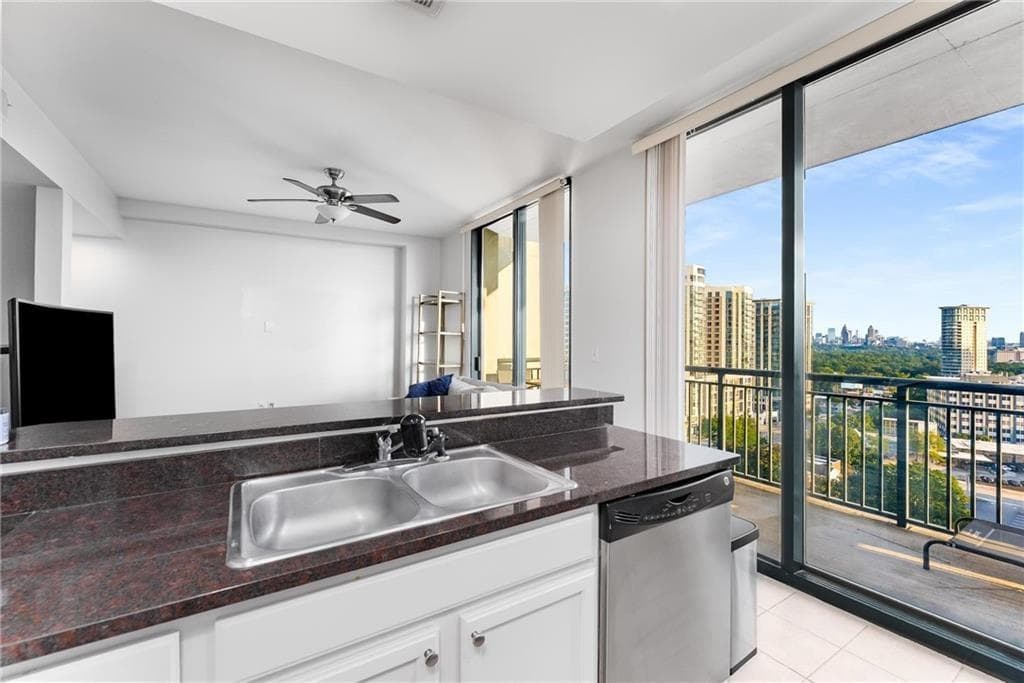 1 bedroom, 1 bathroom, 633 sq ft condominium for sale at 3040 Peachtree Rd 1205, Atlanta, GA 30305 — photo 6