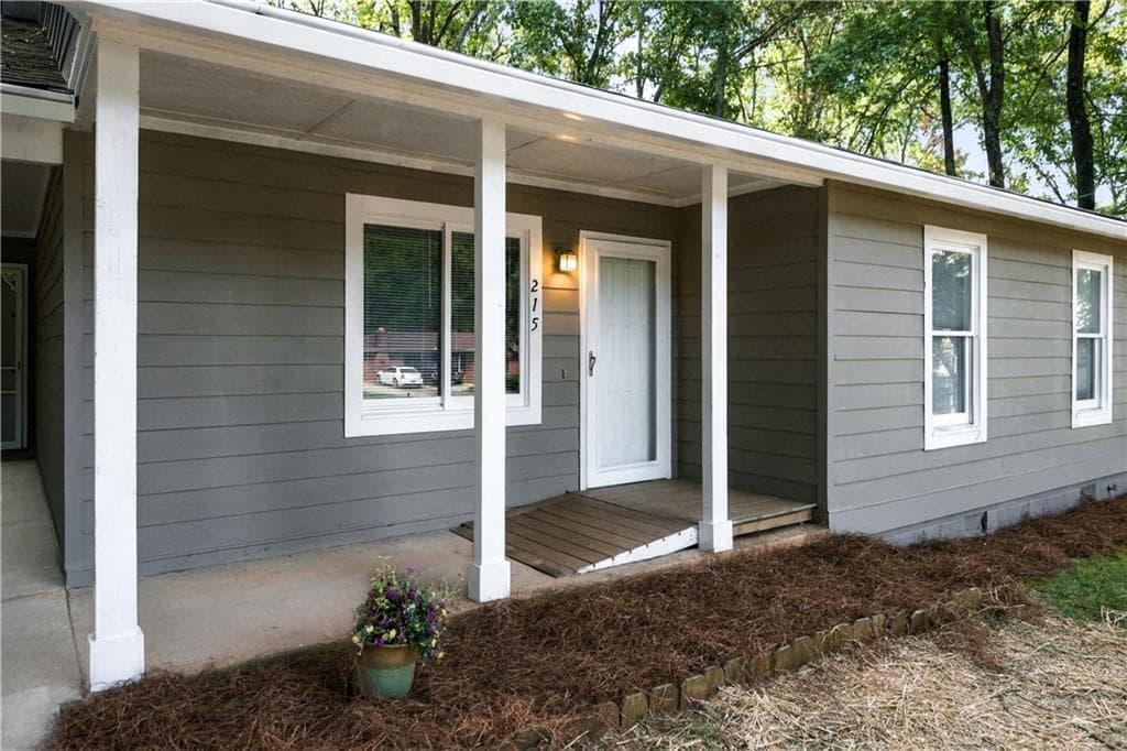 3 bedroom, 1 bathroom, 1,035 sq ft single family residence for rent at 215 Henry Street, Braselton, GA 30517 for $1,700 a month — photo 2