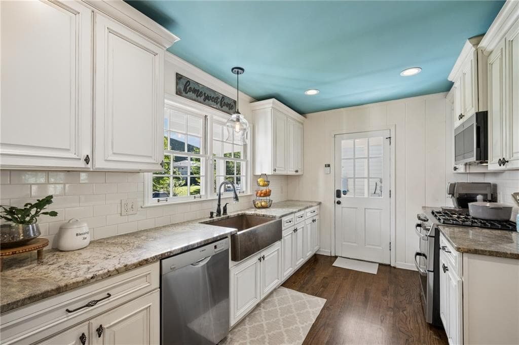 3 bedroom, 2 bathroom, 1,840 sq ft single family residence under contract at 976 Dean Drive, Atlanta, GA 30318 — photo 2