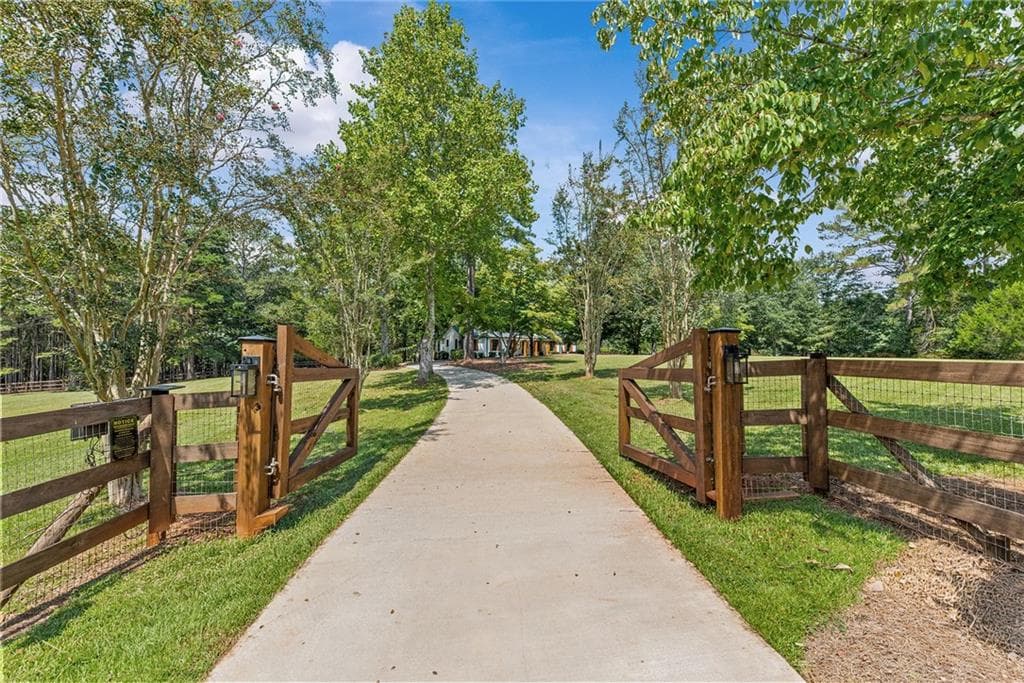 4 bedroom, 3 bathroom, 2,483 sq ft single family residence under contract at 175 Williamsburg Lane, Athens, GA 30605 — photo 2