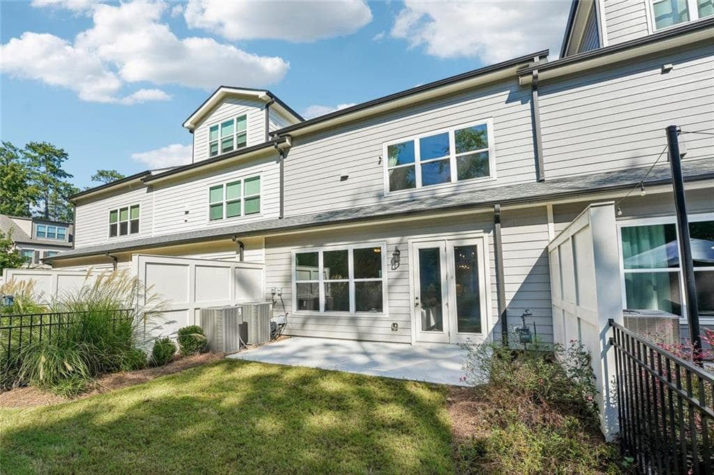 3 bedroom, 3 bathroom, 2,450 sq ft townhouse for sale at 20006 Windalier Way, Roswell, GA 30076 — photo 2
