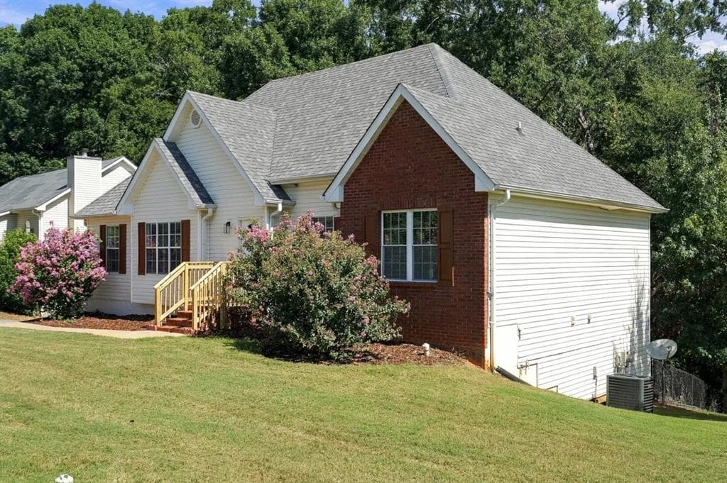 4 bedroom, 3 bathroom, 1,569 sq ft single family residence for sale at 270 Forest Brook Drive, Covington, GA 30016 — photo 3
