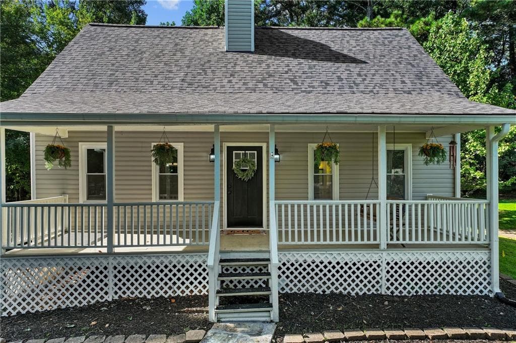 3 bedroom, 2 bathroom, 1,619 sq ft single family residence under contract at 2883 Country Lane, Kennesaw, GA 30152