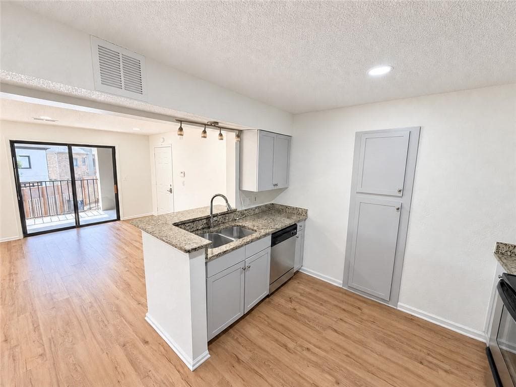 2 bedroom, 2 bathroom, 1,060 sq ft condominium for sale at 2657 Lenox Road P-213, Atlanta, GA 30324 — photo 6