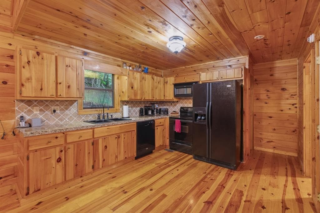 2 bedroom, 3 bathroom, 2,040 sq ft single family residence for sale at 795 Fugue Drive, Ellijay, GA 30540 — photo 5