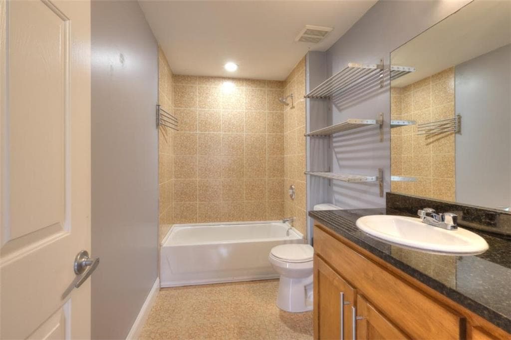 2 bedroom, 2 bathroom, 900 sq ft condominium for sale at 2465 Main Street 302, East Point, GA 30344 — photo 5