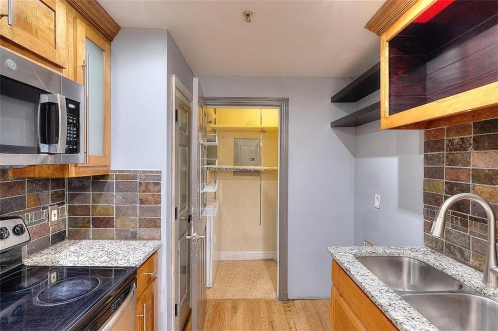 2 bedroom, 2 bathroom, 900 sq ft condominium for sale at 2465 Main Street 302, East Point, GA 30344 — photo 10