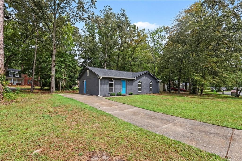 3 bedroom, 1 bathroom, 1,032 sq ft single family residence for sale at 6010 Fieldcrest Drive, Morrow, GA 30260 — photo 2