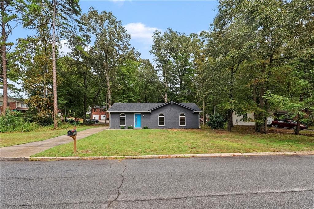 3 bedroom, 1 bathroom, 1,032 sq ft single family residence for sale at 6010 Fieldcrest Drive, Morrow, GA 30260 — photo 3