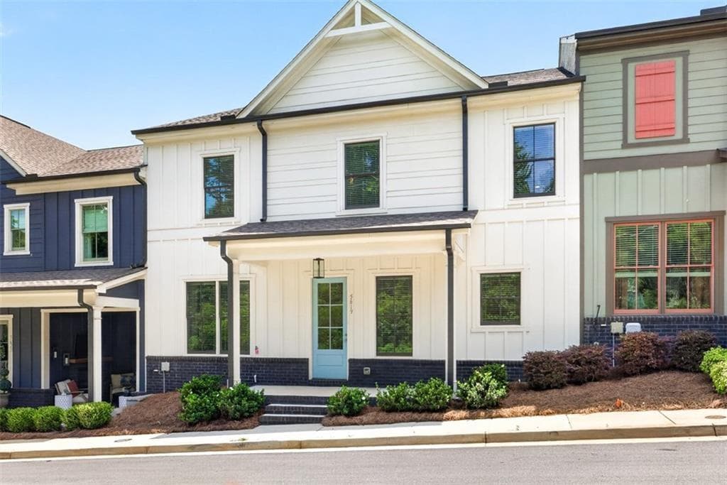 3 bedroom, 3 bathroom, 2,125 sq ft townhouse for sale at 5619 Pine Street, Flowery Branch, GA 30542 — photo 2