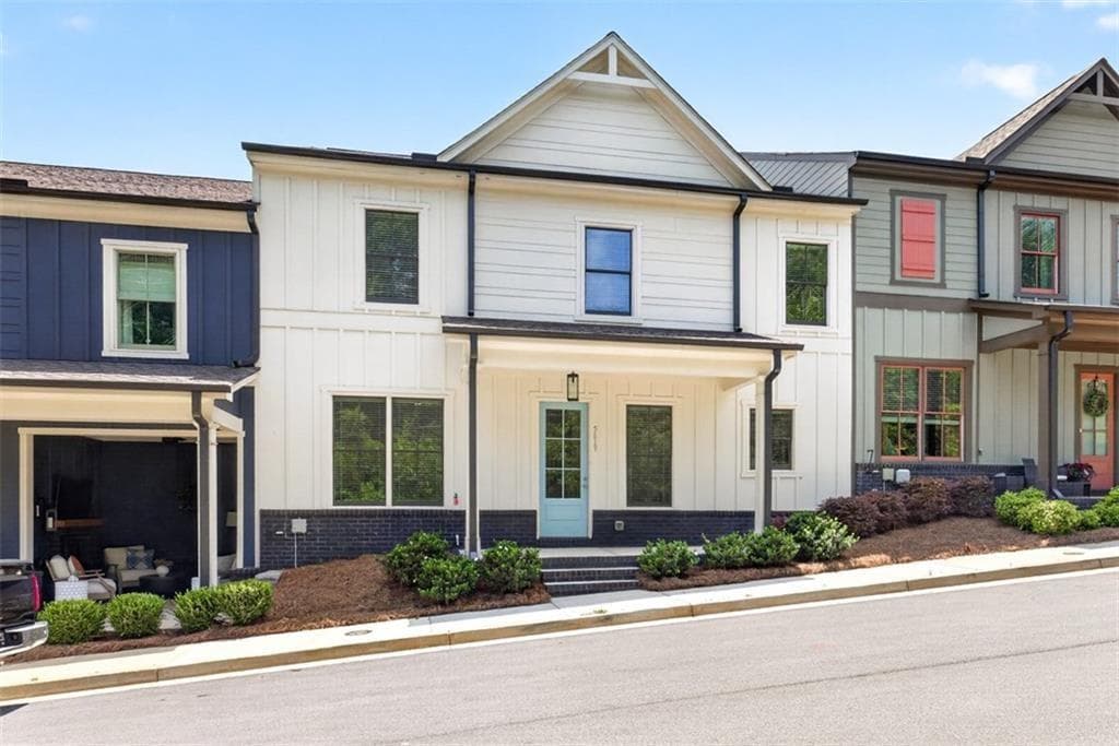 3 bedroom, 3 bathroom, 2,125 sq ft townhouse for sale at 5619 Pine Street, Flowery Branch, GA 30542 — photo 3