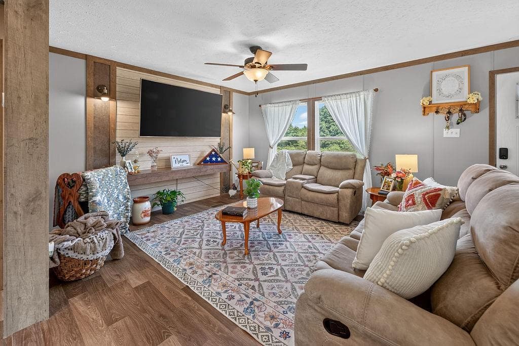 4 bedroom, 2 bathroom, 1,728 sq ft single family residence under contract at 660 Hall Memorial Road, Calhoun, GA 30701 — photo 5