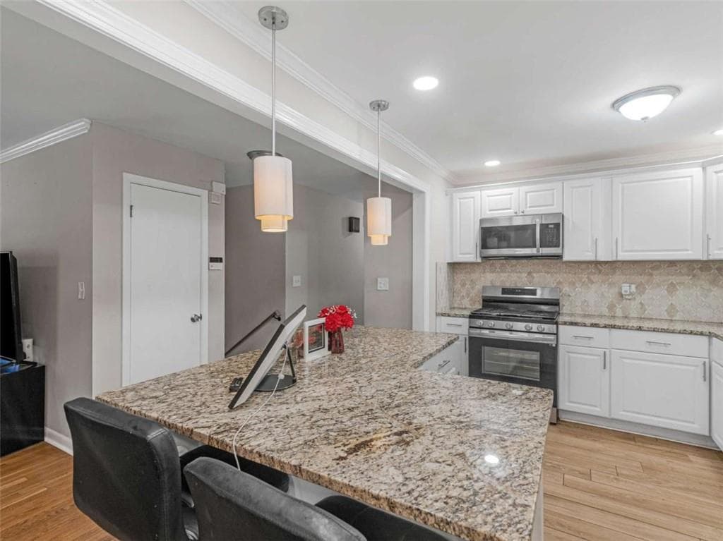 6 bedroom, 3 bathroom, 2,430 sq ft single family residence for sale at 1607 Hillview Avenue, Jonesboro, GA 30236 — photo 3