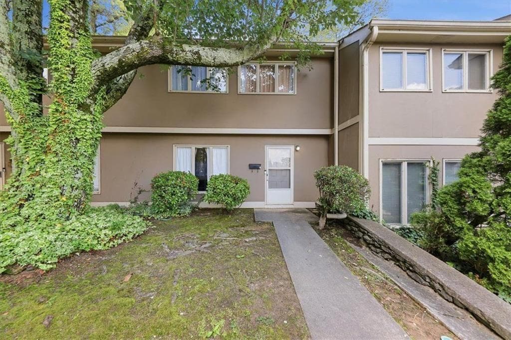3 bedroom, 2 bathroom, 1,297 sq ft condominium for sale at 1816 Ashborough Road C, Marietta, GA 30067