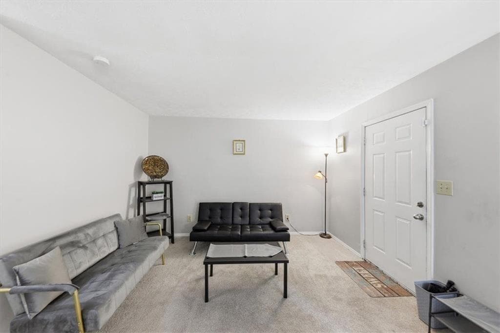 3 bedroom, 2 bathroom, 1,297 sq ft condominium for sale at 1816 Ashborough Road C, Marietta, GA 30067 — photo 3