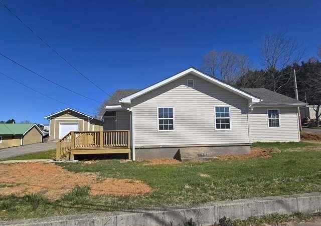 3 bedroom, 2 bathroom, 1,412 sq ft single family residence for rent at 305 Kingtown Street, Mccaysville, GA 30555 for $1,799 a month
