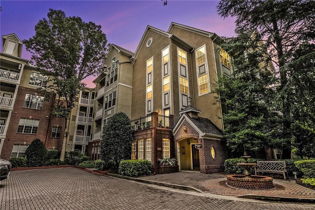2 bedroom, 2 bathroom, 1,322 sq ft condominium for sale at 1134 Westchester Ridge 1134, Atlanta, GA 30329 — photo 1 of 33
