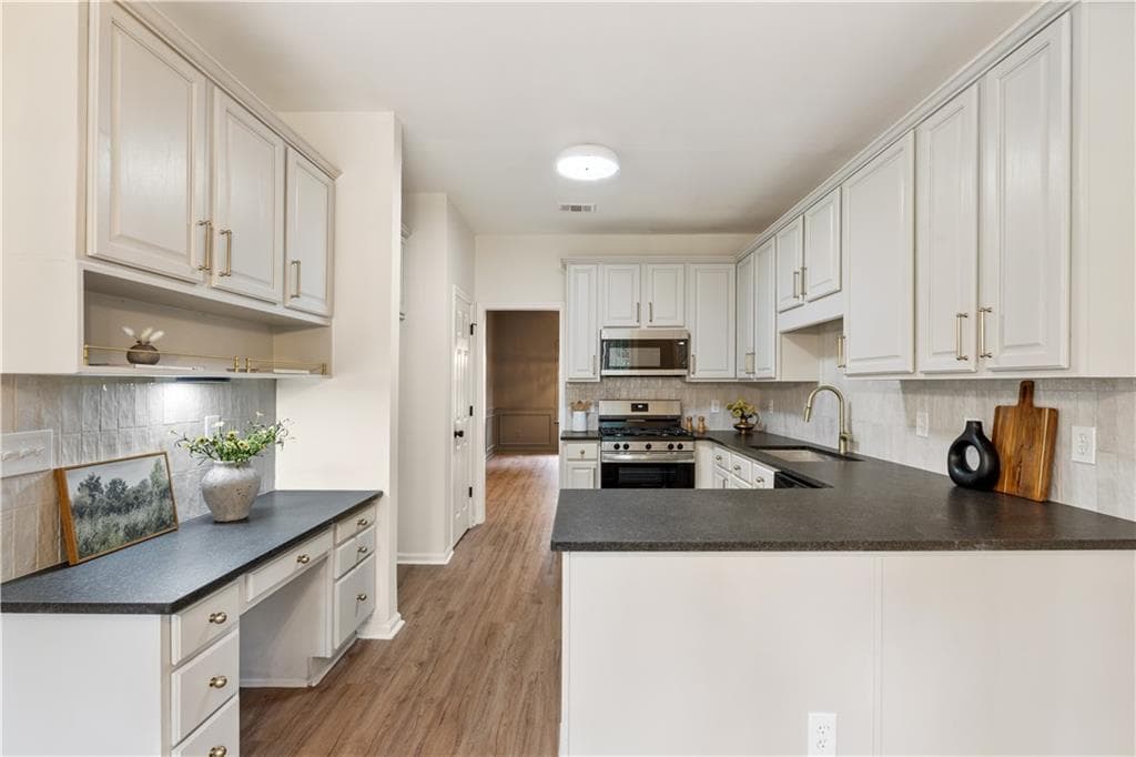 4 bedroom, 2 bathroom, 2,221 sq ft single family residence for sale at 5500 Arrowind Road, Lilburn, GA 30047 — photo 5
