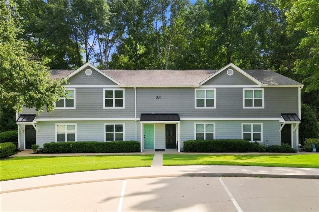 3 bedroom, 3 bathroom, 1,273 sq ft condominium for sale at 604 Ivey Court B, Woodstock, GA 30188 — photo 1 of 30