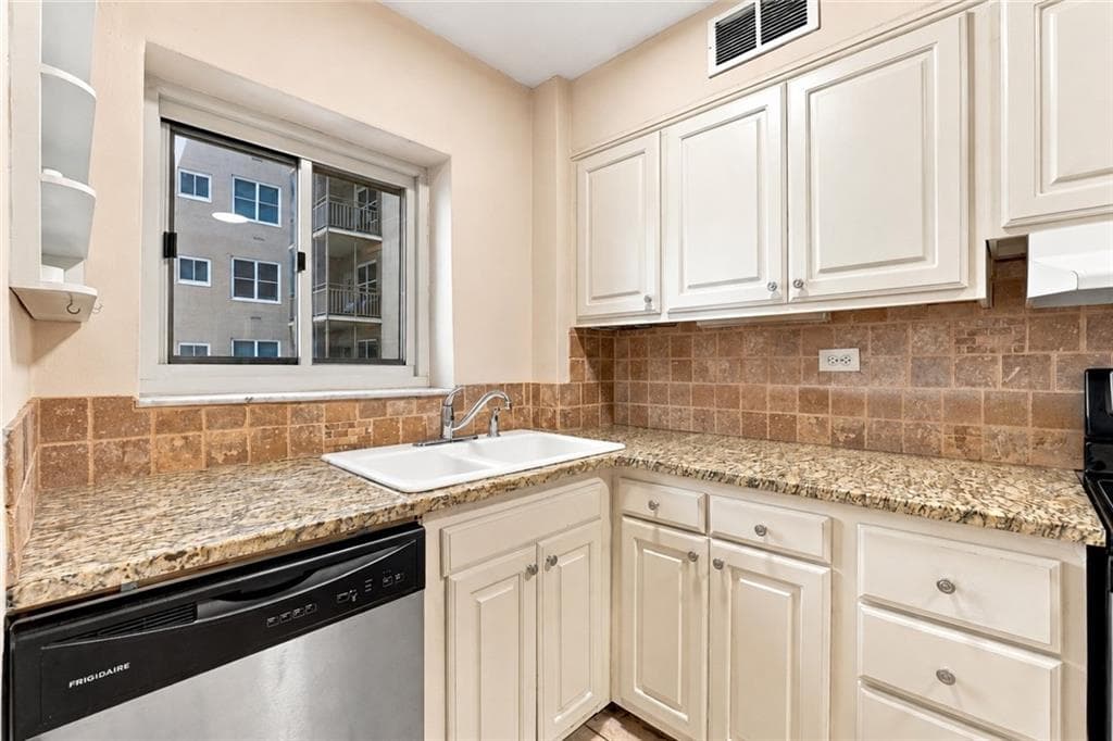 1 bedroom, 1 bathroom, 641 sq ft condominium for sale at 300 Peachtree Street 20O, Atlanta, GA 30308 — photo 4