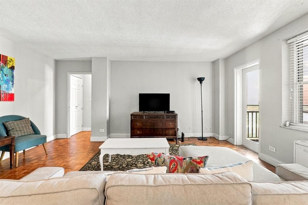 1 bedroom, 1 bathroom, 641 sq ft condominium for sale at 300 Peachtree Street 20O, Atlanta, GA 30308 — photo 9