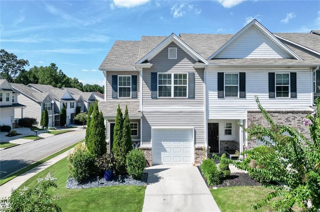 3 bedroom, 3 bathroom, 1,692 sq ft townhouse for sale at 4694 Beacon Ridge Lane, Flowery Branch, GA 30542 — photo 2