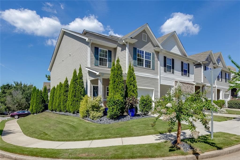 3 bedroom, 3 bathroom, 1,692 sq ft townhouse for sale at 4694 Beacon Ridge Lane, Flowery Branch, GA 30542 — photo 3