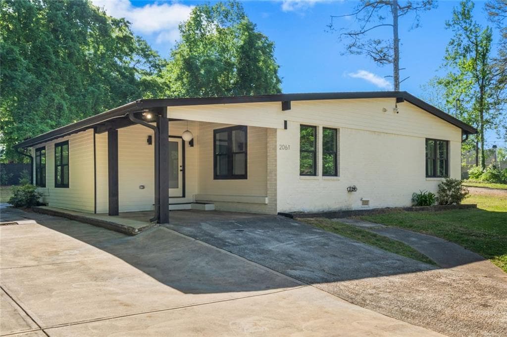 3 bedroom, 3 bathroom, 1,850 sq ft single family residence for sale at 2061 Shady Lane, Tucker, GA 30084 — photo 4