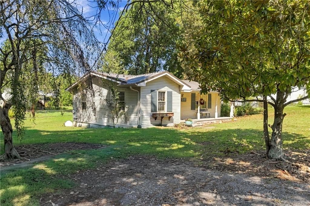 3 bedroom, 1 bathroom, 1,149 sq ft single family residence for sale at 515 S 5th Avenue, Chatsworth, GA 30705 — photo 4