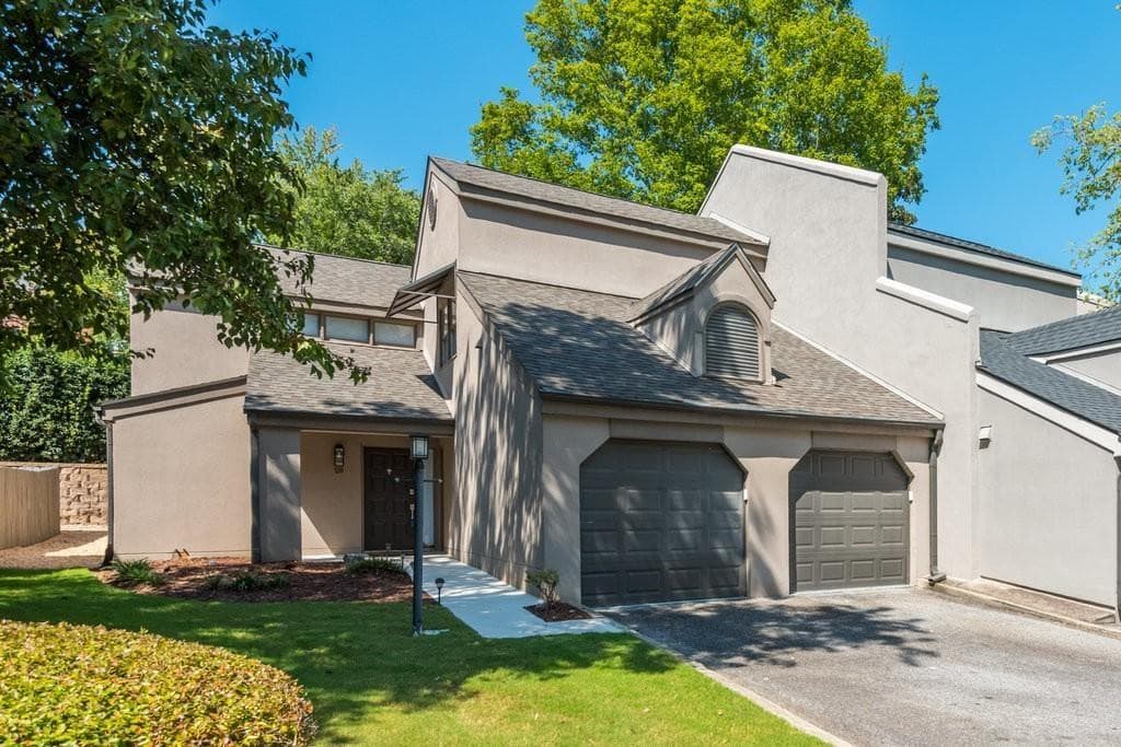 3 bedroom, 3 bathroom, 1,782 sq ft townhouse for rent at 2914 Lenox Road 19, Atlanta, GA 30324 for $3,950 a month