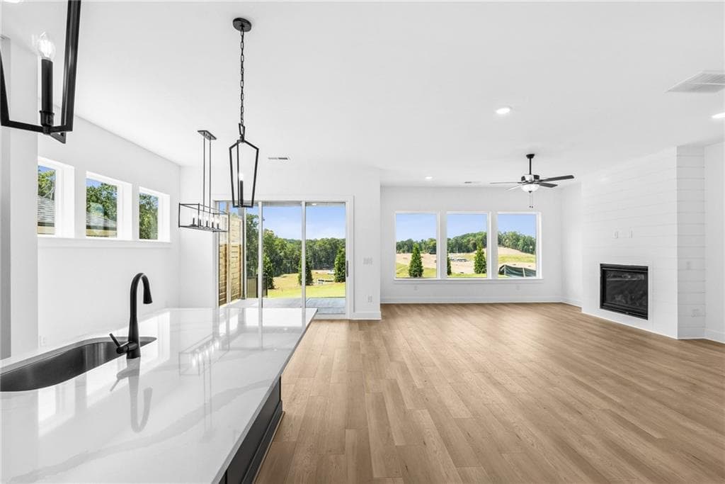 3 bedroom, 3 bathroom, 2,598 sq ft single family residence for sale at 1403 Autumn Lake Drive, Gainesville, GA 30504 — photo 5
