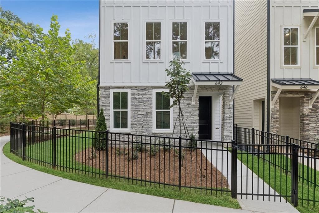 4 bedroom, 4 bathroom, 1,919 sq ft single family residence under contract at 642 Memphis Drive, Scottdale, GA 30079