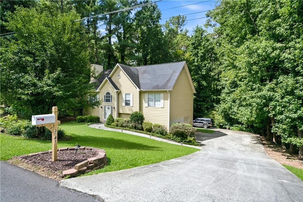 5 bedroom, 3 bathroom, 2,342 sq ft single family residence for sale at 3941 Memorial Parkway, Kennesaw, GA 30152 — photo 5