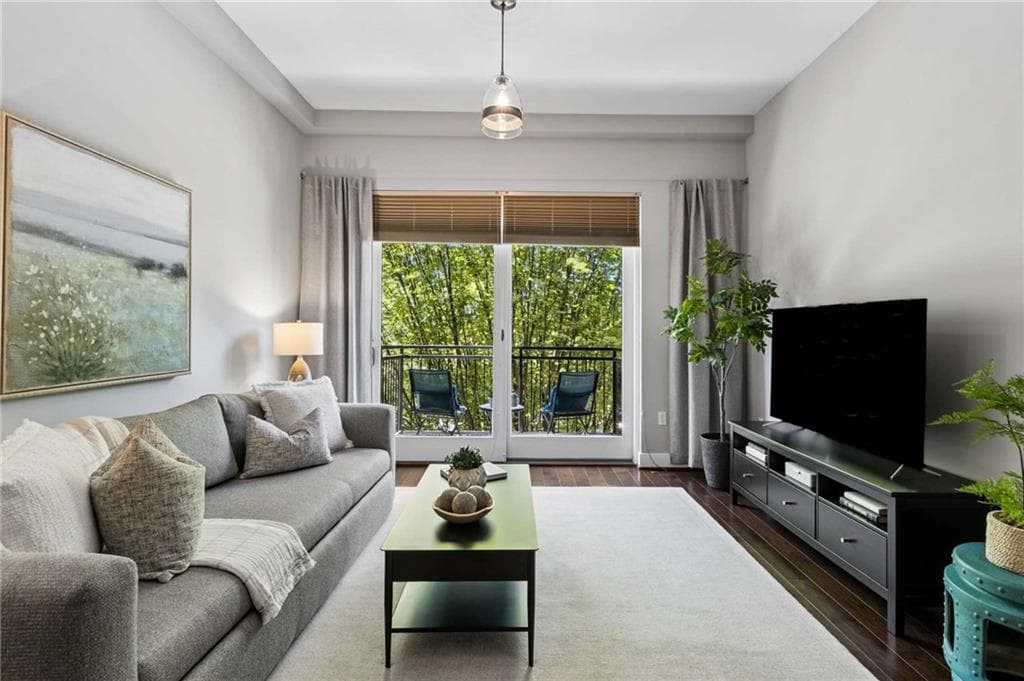 1 bedroom, 1 bathroom, 871 sq ft condominium for sale at 201 W Ponce De Leon Avenue 333, Decatur, GA 30030 — photo 2