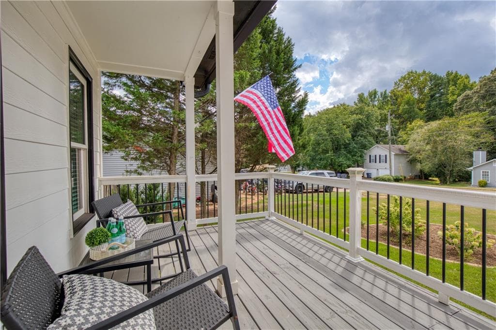 4 bedroom, 3 bathroom, 1,876 sq ft single family residence under contract at 4270 Hidden Meadow Circle, Sugar Hill, GA 30518 — photo 3