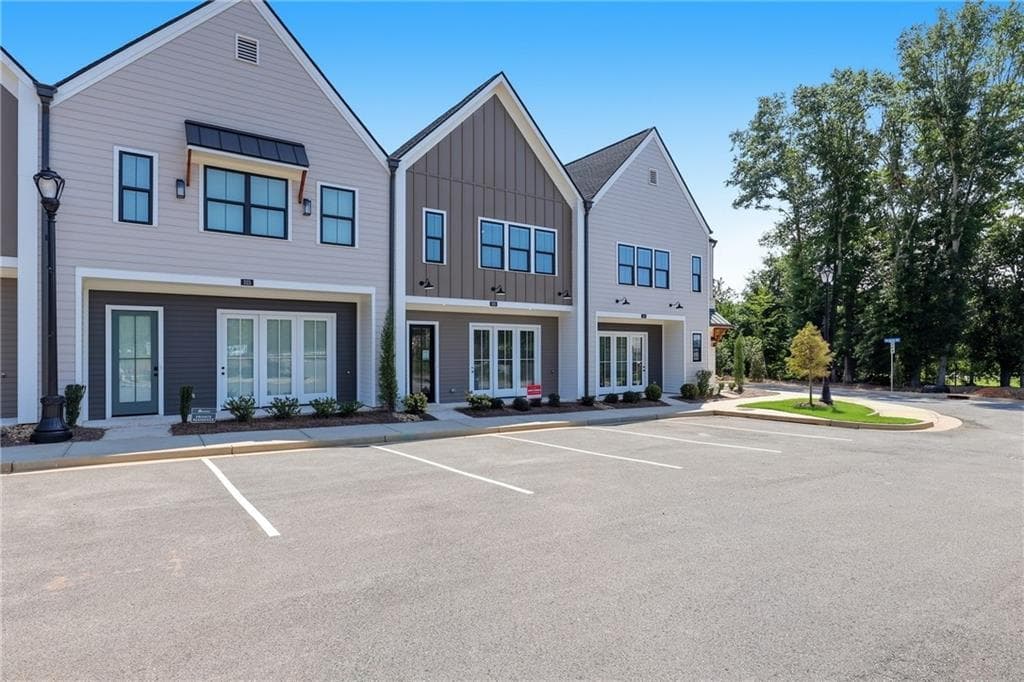 3 bedroom, 3 bathroom, 1,870 sq ft townhouse for sale at 329 Orchid Street, Braselton, GA 30517 — photo 2