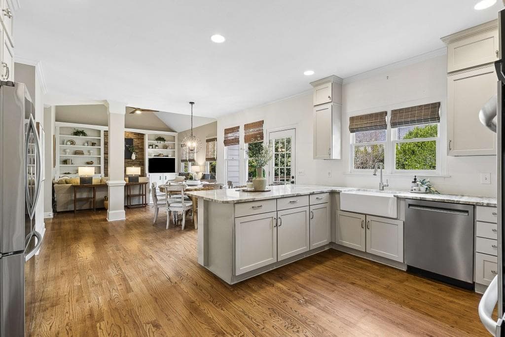 5 bedroom, 5 bathroom, 4,105 sq ft single family residence under contract at 935 Water Grove Court, Roswell, GA 30075 — photo 2