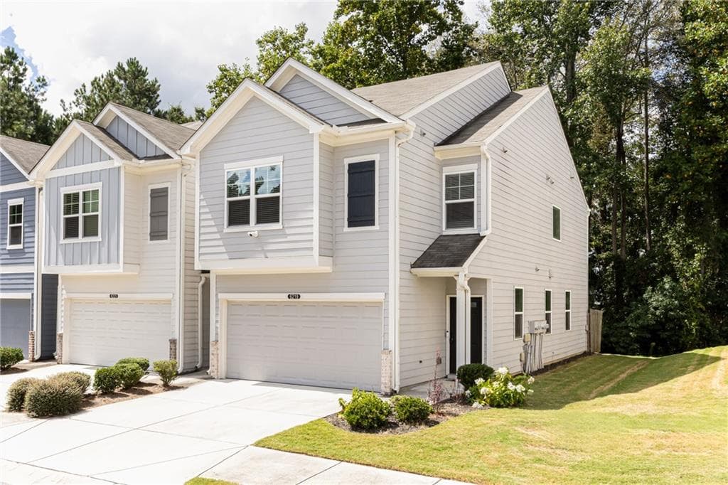 3 bedroom, 3 bathroom, 2,328 sq ft townhouse for sale at 6219 Centennial Run, Atlanta, GA 30349 — photo 2
