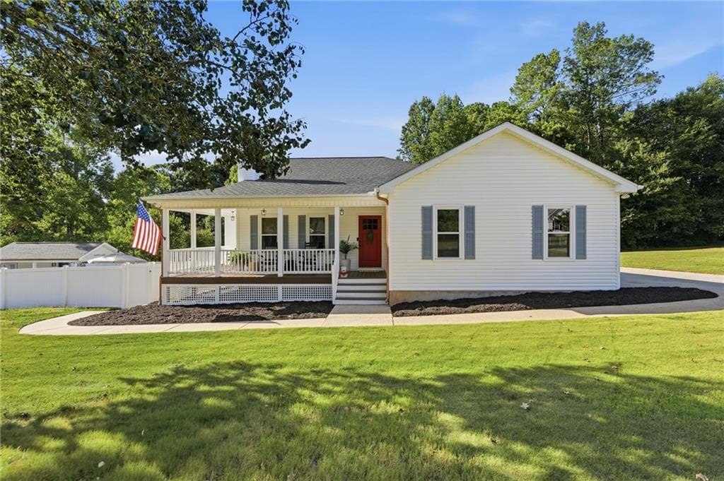 3 bedroom, 2 bathroom, 1,554 sq ft single family residence for sale at 212 Monte Lane, Jefferson, GA 30549 — photo 2