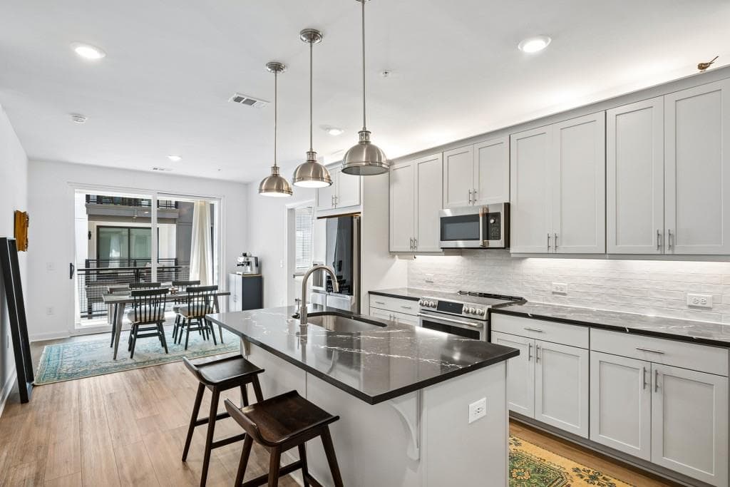 2 bedroom, 2 bathroom, 1,480 sq ft condominium for sale at 371 Grant Circle 1823, Atlanta, GA 30315 — photo 3