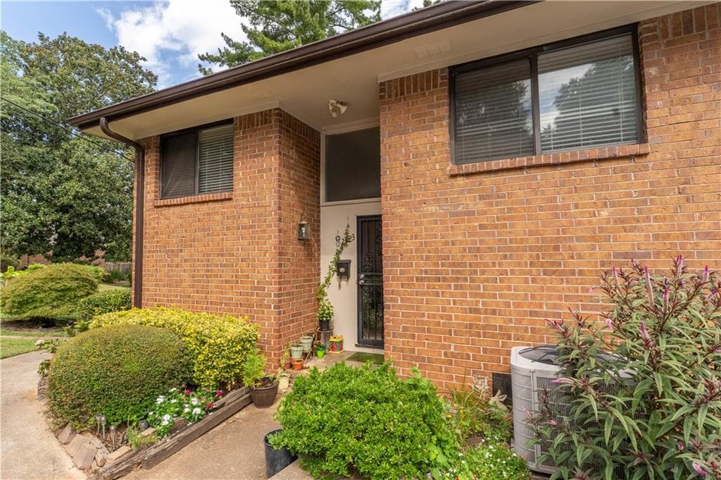 4 bedroom, 3 bathroom, 1,606 sq ft condominium for sale at 2523 Bradford Square, Atlanta, GA 30345 — photo 2