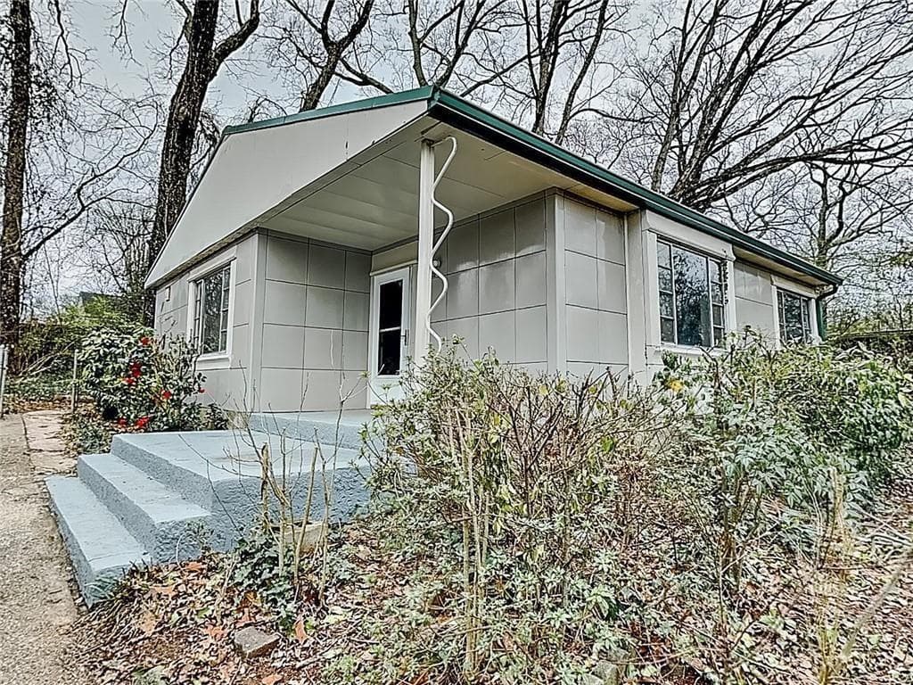 2 bedroom, 1 bathroom, 948 sq ft single family residence for rent at 832 Burchill Street, Atlanta, GA 30310 for $1,175 a month — photo 1 of 20