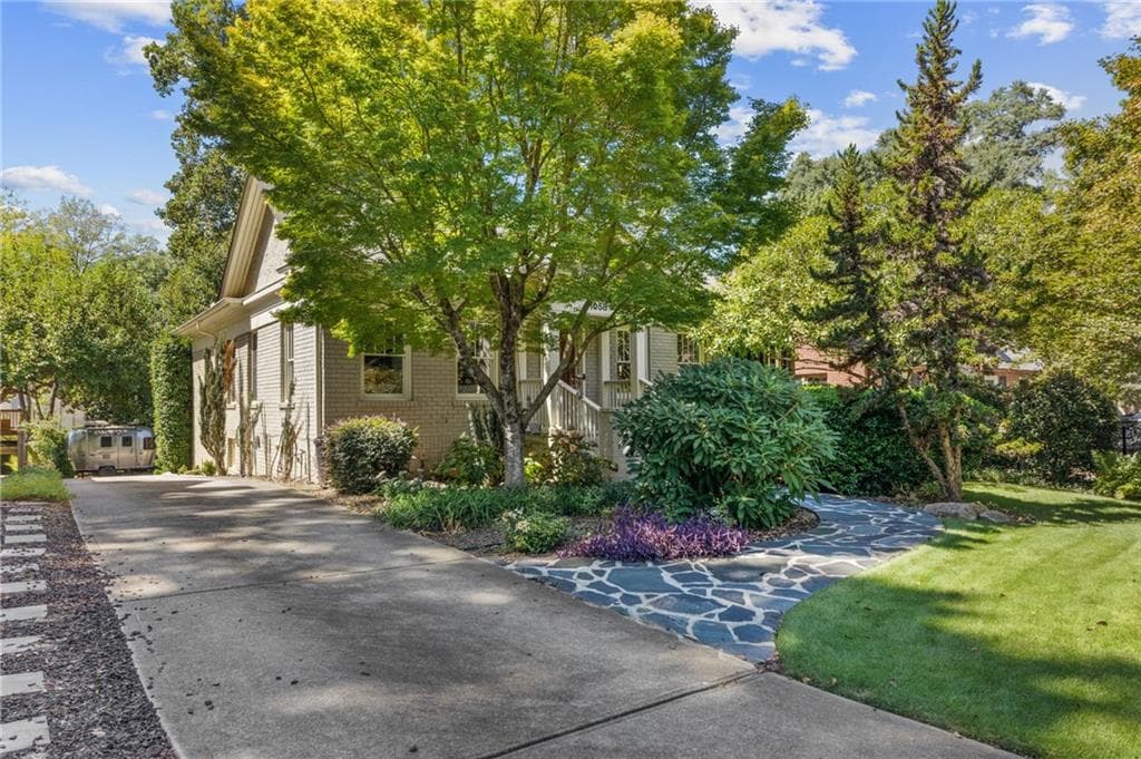 3 bedroom, 2 bathroom, 1,968 sq ft single family residence under contract at 1058 Rosedale Road, Atlanta, GA 30306 — photo 3