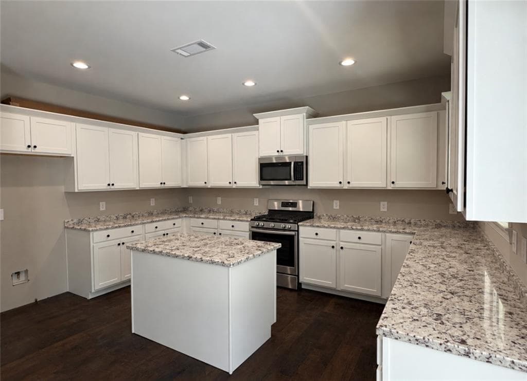 4 bedroom, 3 bathroom, 2,160 sq ft single family residence for sale at 303 Spring Lake Cove, White, GA 30184 — photo 3