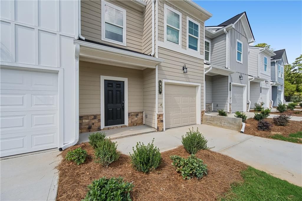 3 bedroom, 3 bathroom, 1,568 sq ft townhouse for sale at 323 Rolling Green Road, Adairsville, GA 30103 — photo 2