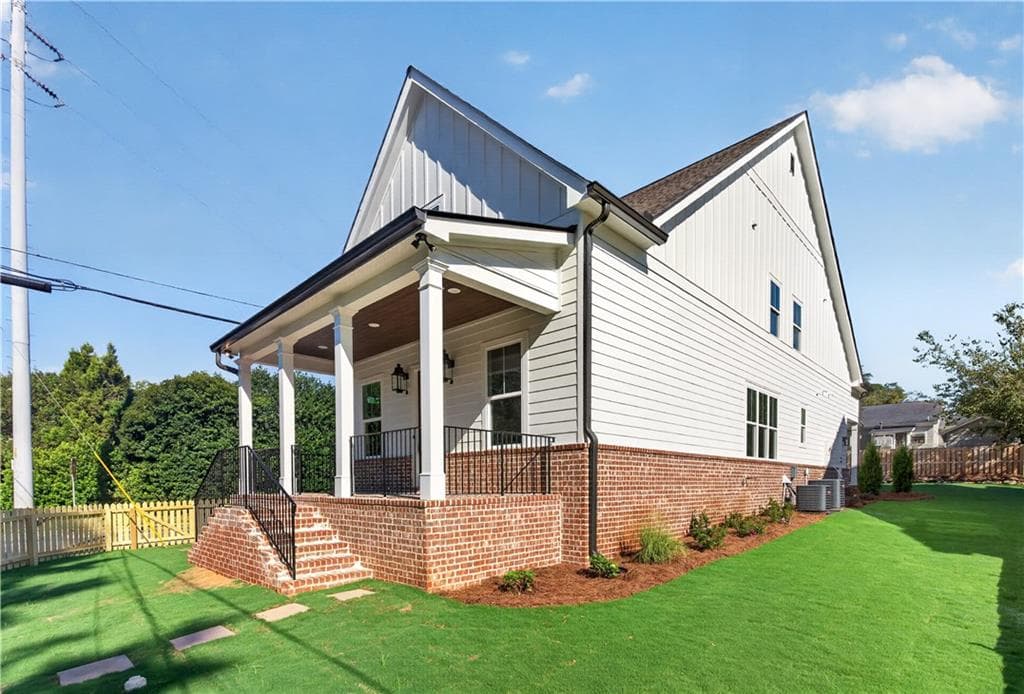 5 bedroom, 5 bathroom, 2,700 sq ft single family residence for sale at 325 Wright Street, Marietta, GA 30064 — photo 2