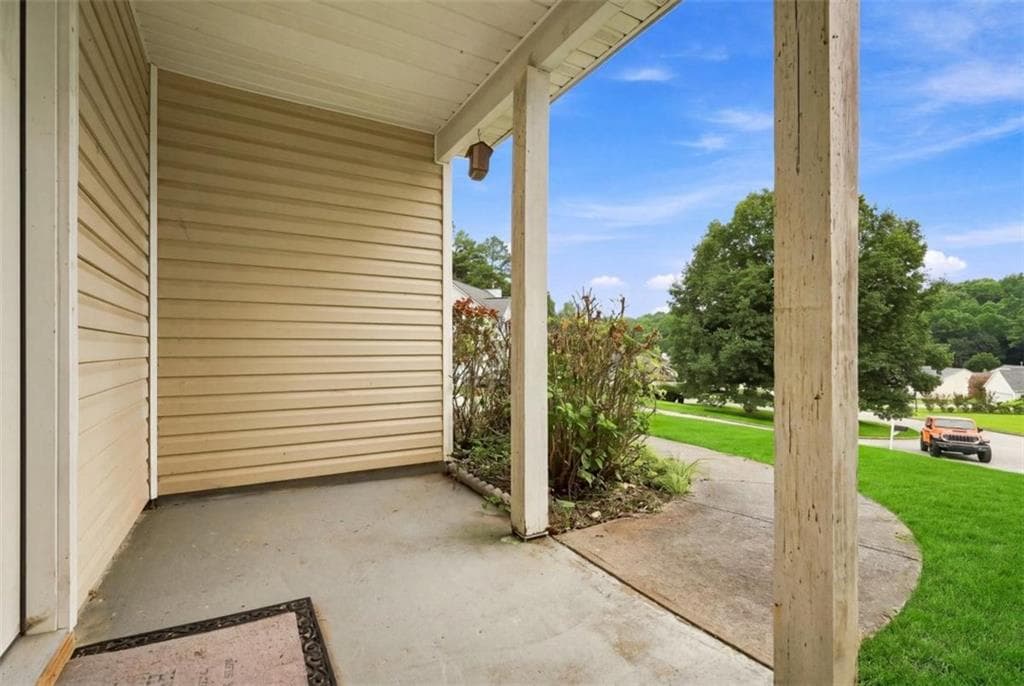 3 bedroom, 2 bathroom, 1,765 sq ft single family residence under contract at 1105 Poplar Lane, Loganville, GA 30052 — photo 3