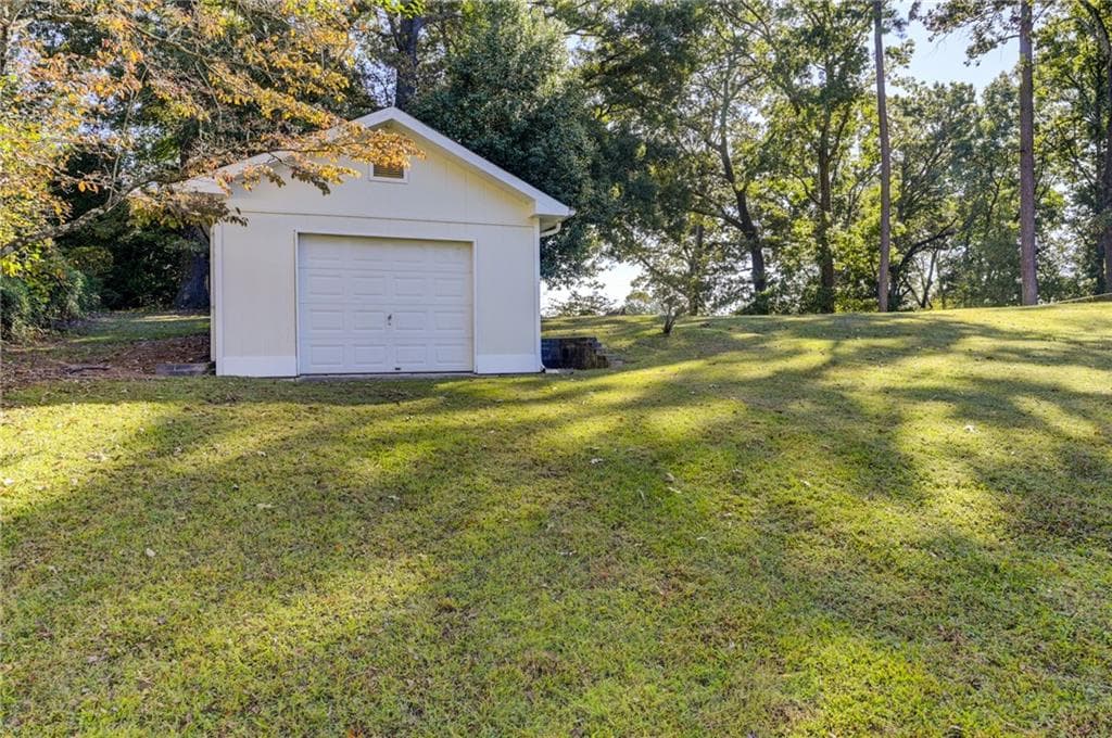 3 bedroom, 3 bathroom, 1,728 sq ft single family residence for sale at 2325 Elmwood Circle, Atlanta, GA 30339 — photo 5